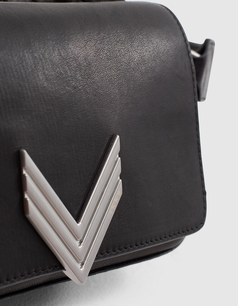 die 111 romy tasche aus schwarzem leder mit silbernen metallelementen für damen