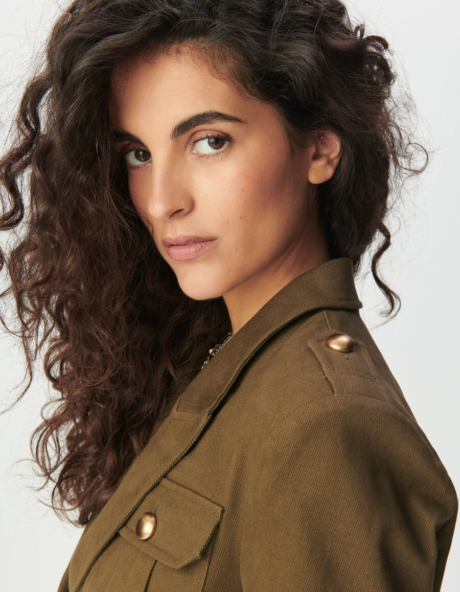 damen-kurzjacke aus khakifarbenem gabardine