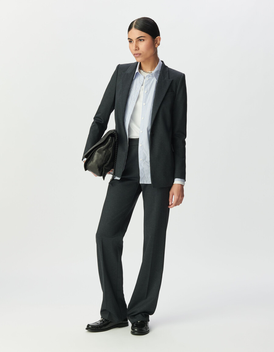 grauer damen-anzugsblazer mit fischgrätmuster und besatz