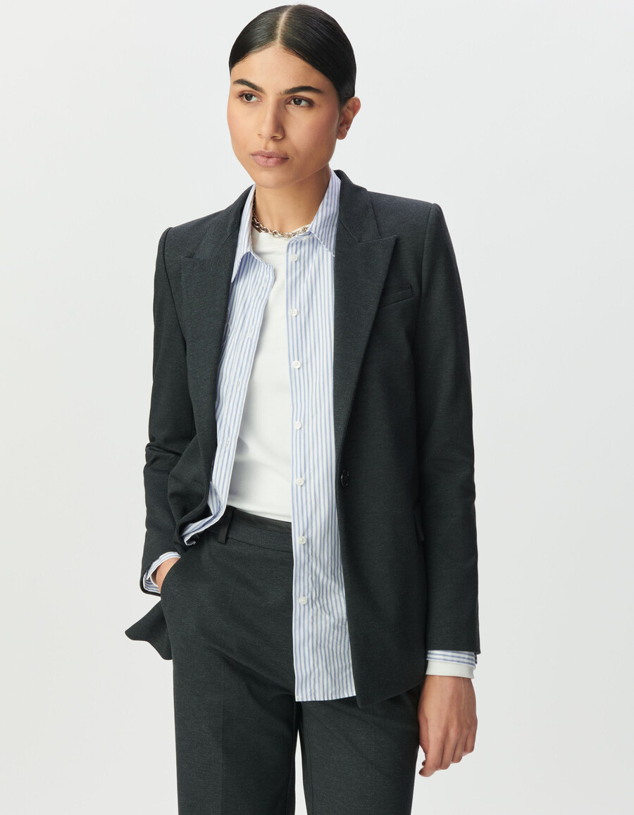 grauer damen-anzugsblazer mit fischgrätmuster und besatz