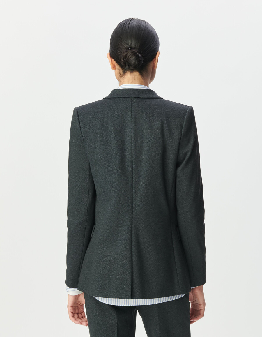 grauer damen-anzugsblazer mit fischgrätmuster und besatz