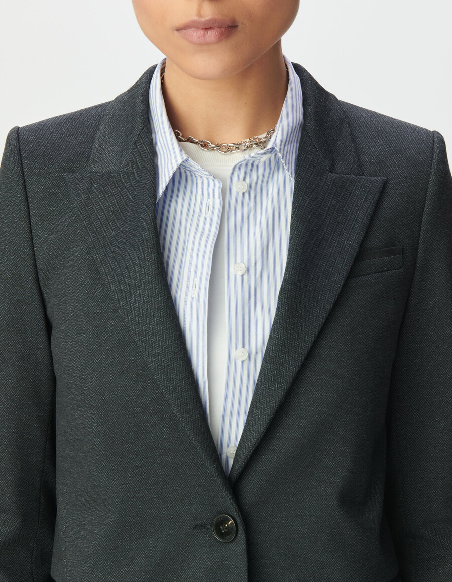 grauer damen-anzugsblazer mit fischgrätmuster und besatz