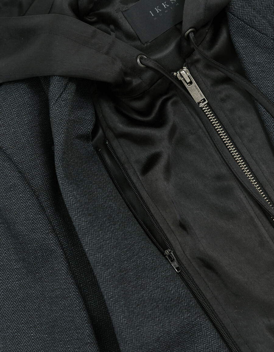grauer damen-anzugsblazer mit fischgrätmuster und besatz