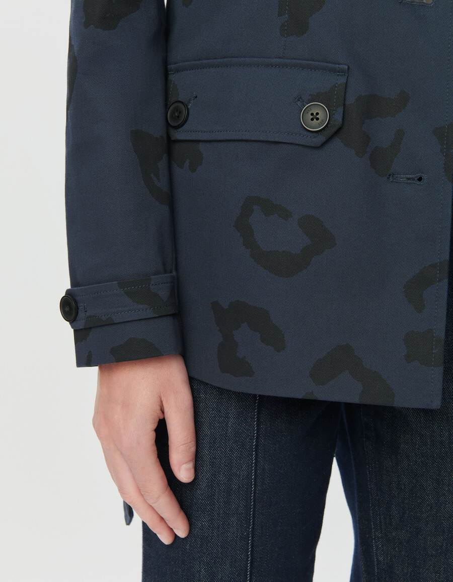 damen-safarijacke in marineblau mit jaguar-print