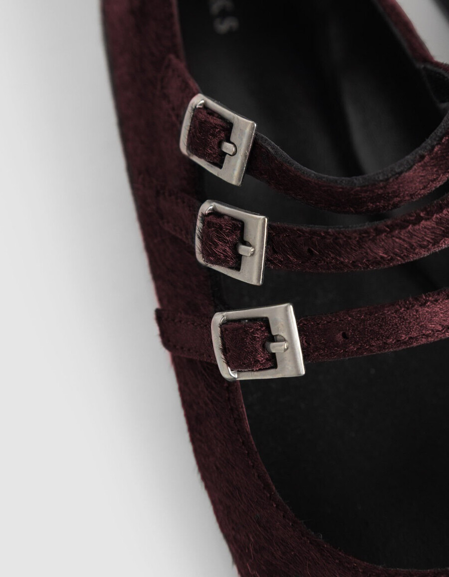 damen-ballerinas aus burgunderrotem leder in pony-optik 3 schnallen