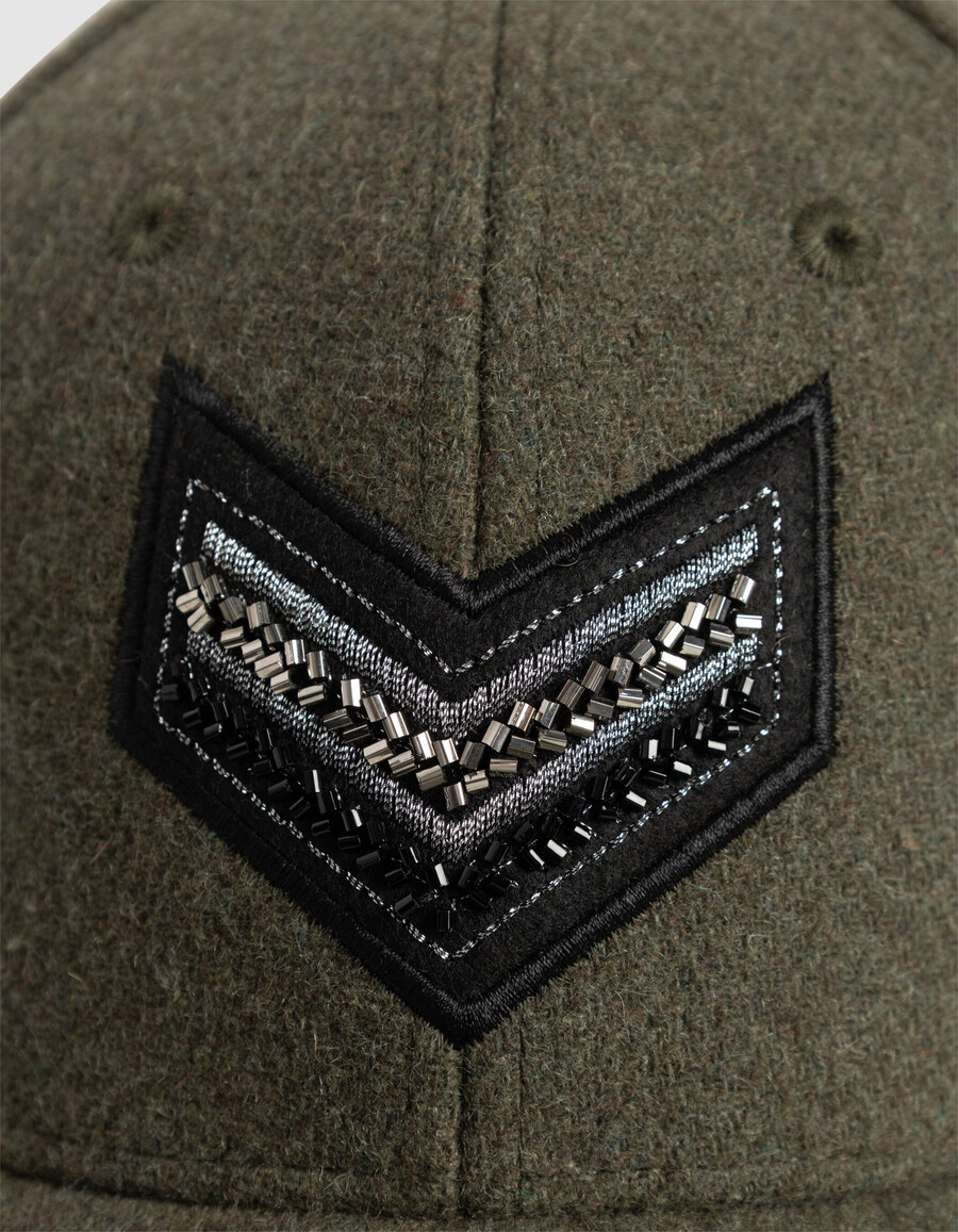 damen-kappe in khaki mit chevron-stickerei
