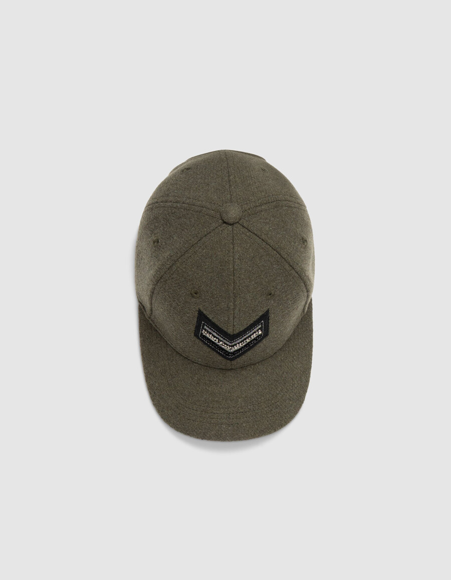 damen-kappe in khaki mit chevron-stickerei