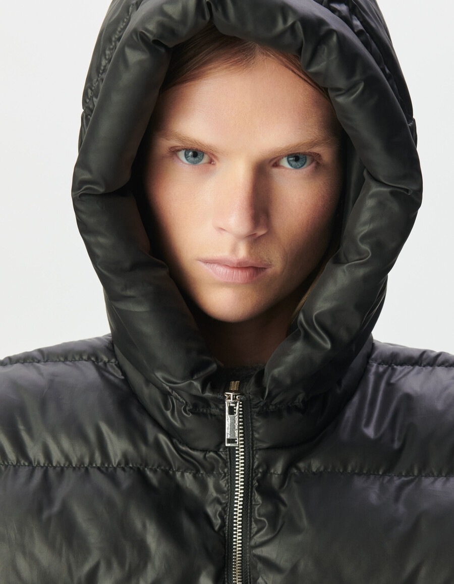 schwarze gesteppte damen-nylonjacke mit kapuze
