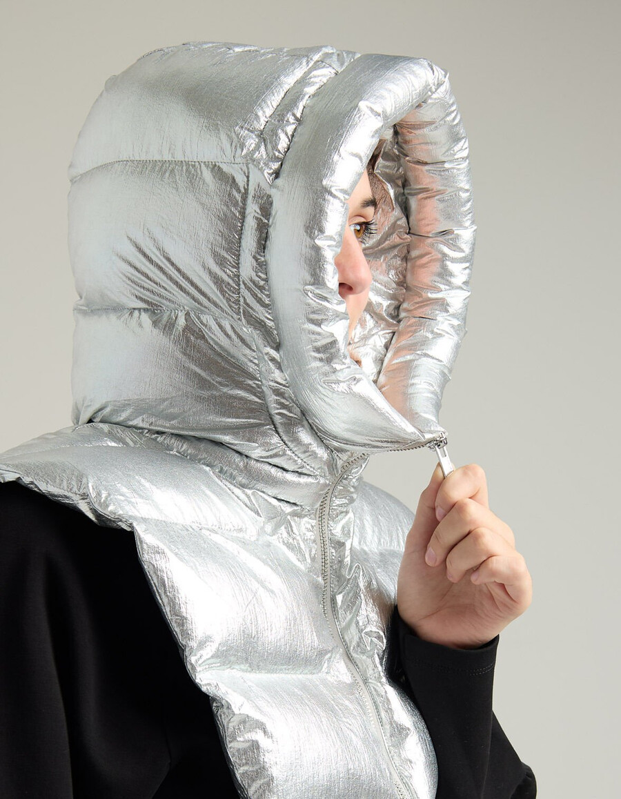 silberne nylon-stepphaube für damen