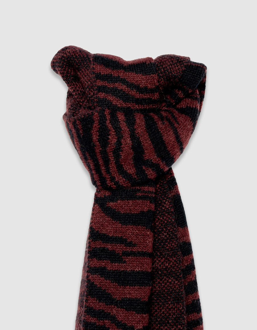 damenschal aus burgunderfarbenem zebra-jacquard-strick