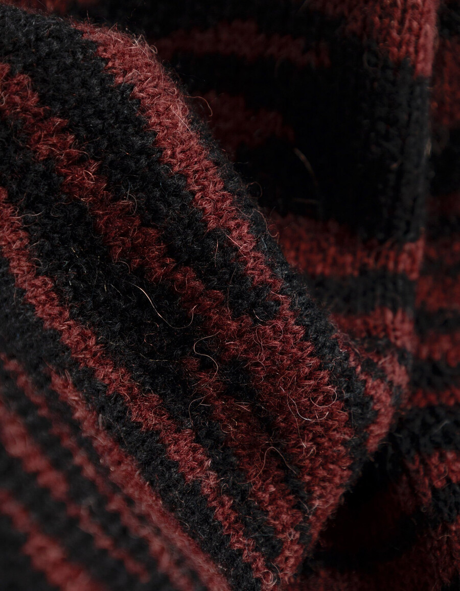 damenschal aus burgunderfarbenem zebra-jacquard-strick