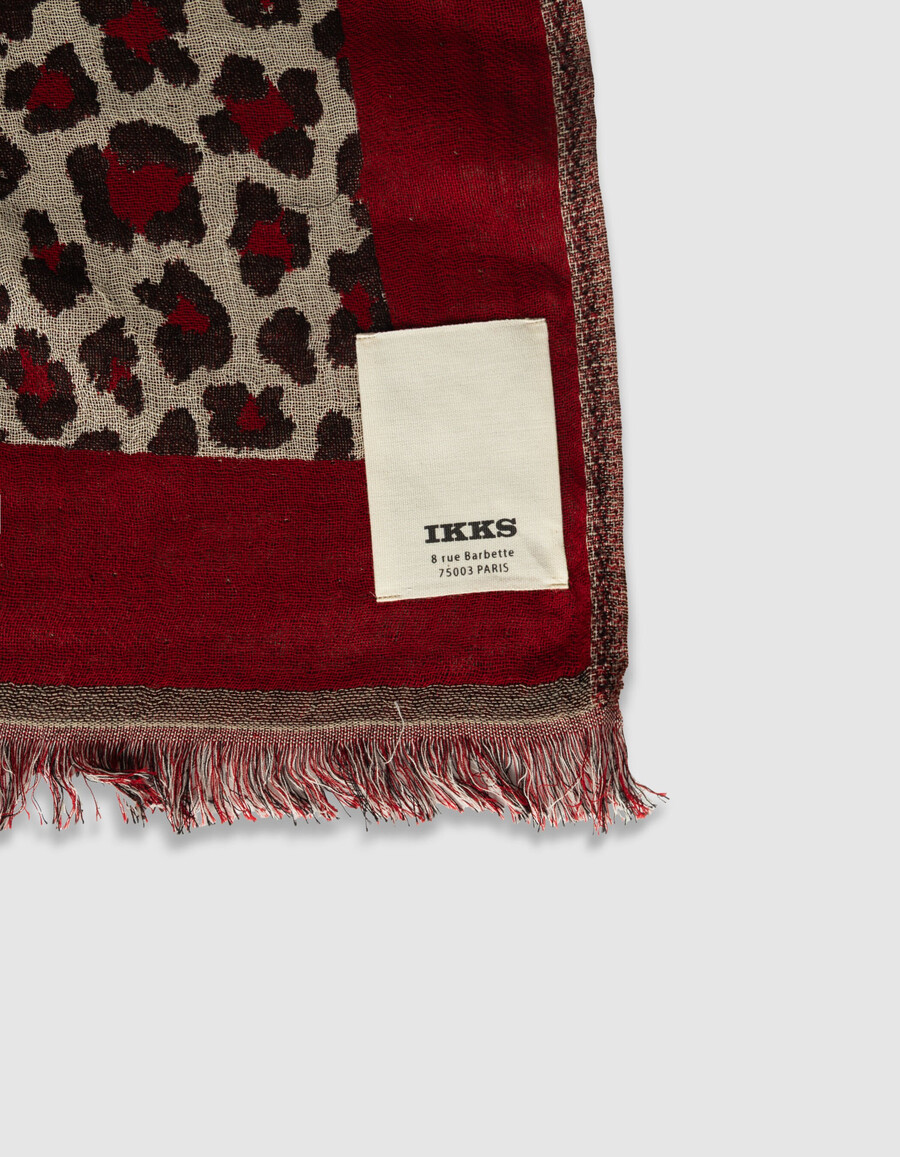 damenschal mit rotem leopardenmuster und jacquardmuster