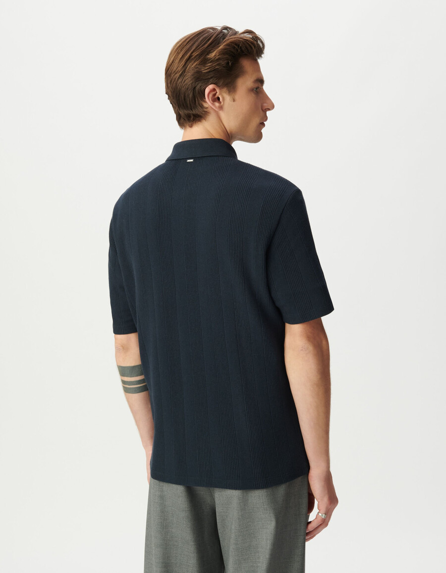 herren-strickhemd in marineblau mit kurzen ärmeln und strukturierten streifen
