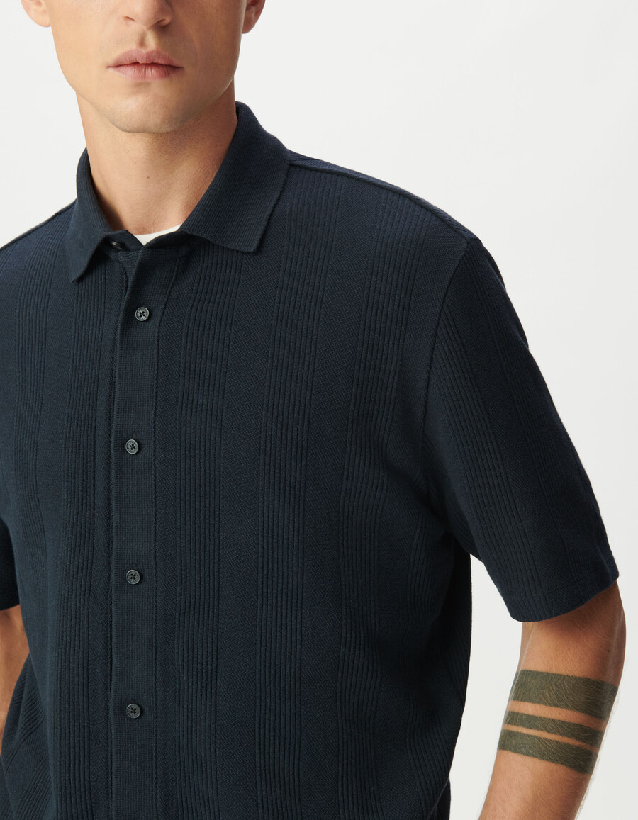 herren-strickhemd in marineblau mit kurzen ärmeln und strukturierten streifen