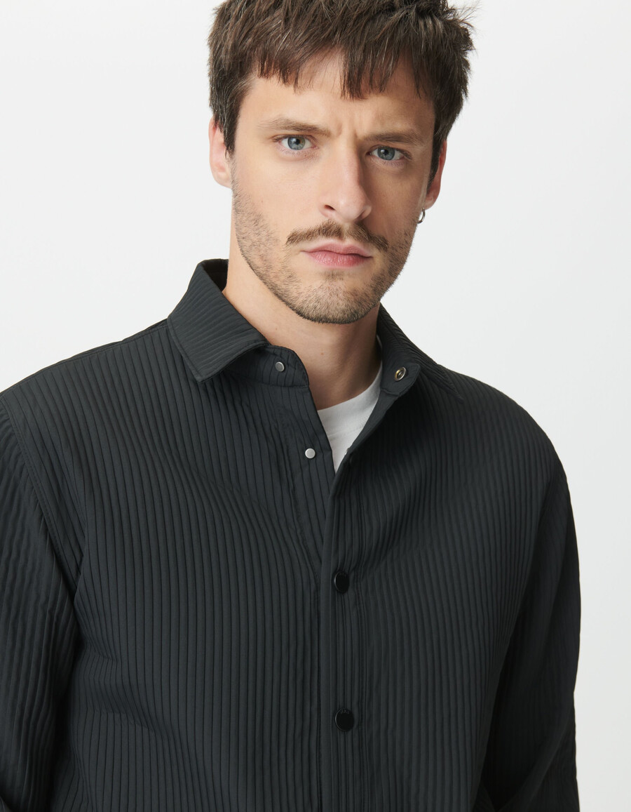 schwarzes gestepptes leichtes herren-overshirt