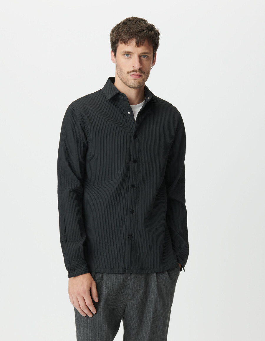 schwarzes gestepptes leichtes herren-overshirt