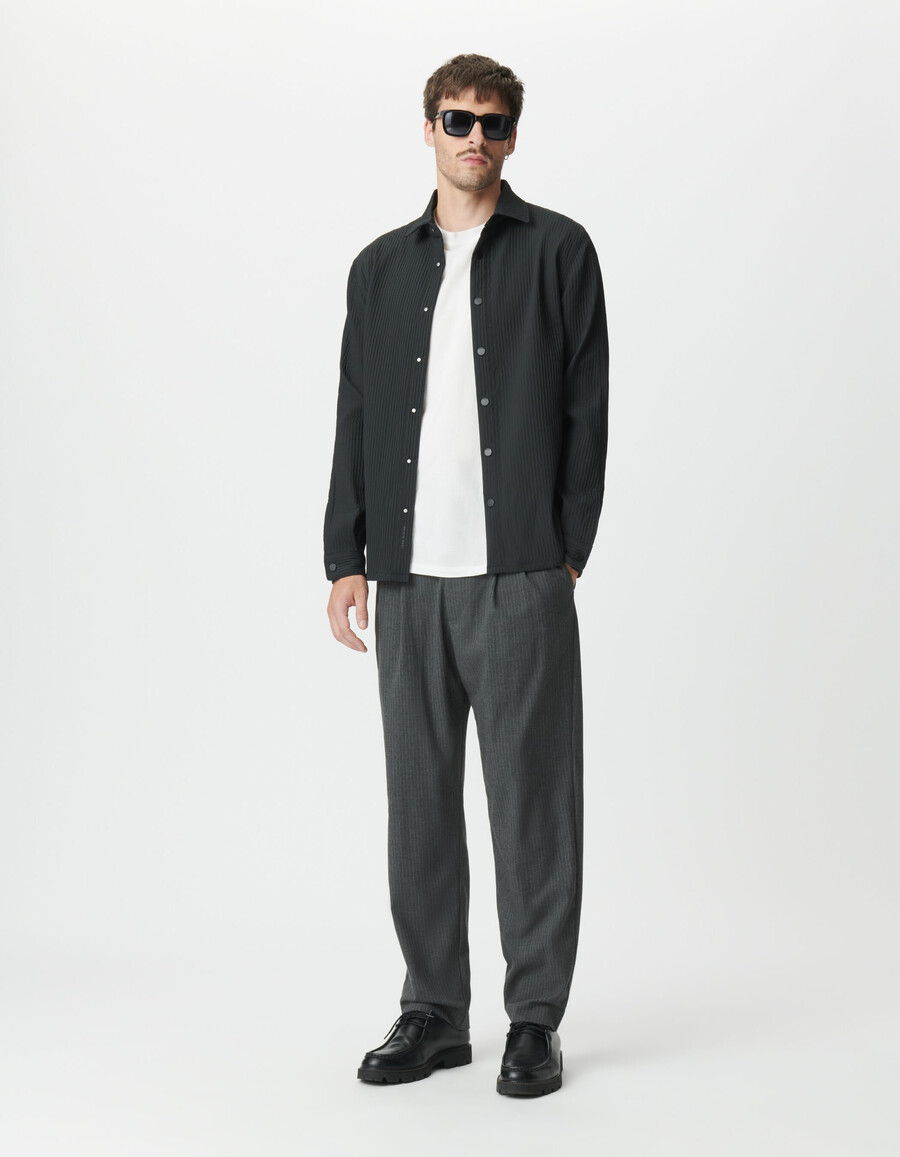 schwarzes gestepptes leichtes herren-overshirt