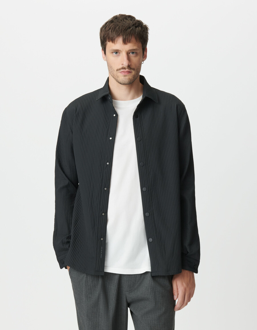 schwarzes gestepptes leichtes herren-overshirt