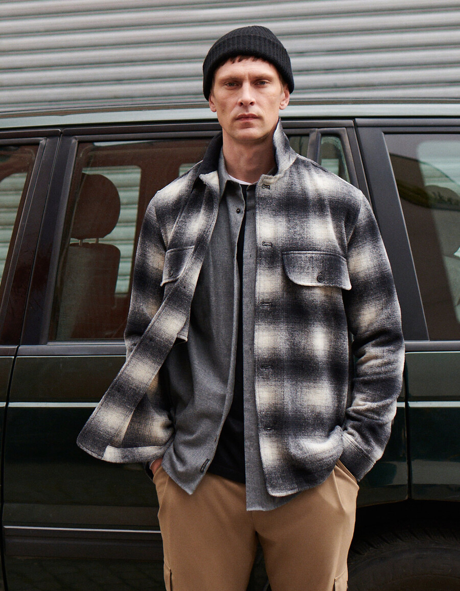 graues herren-overshirt mit karomuster und samtkragen