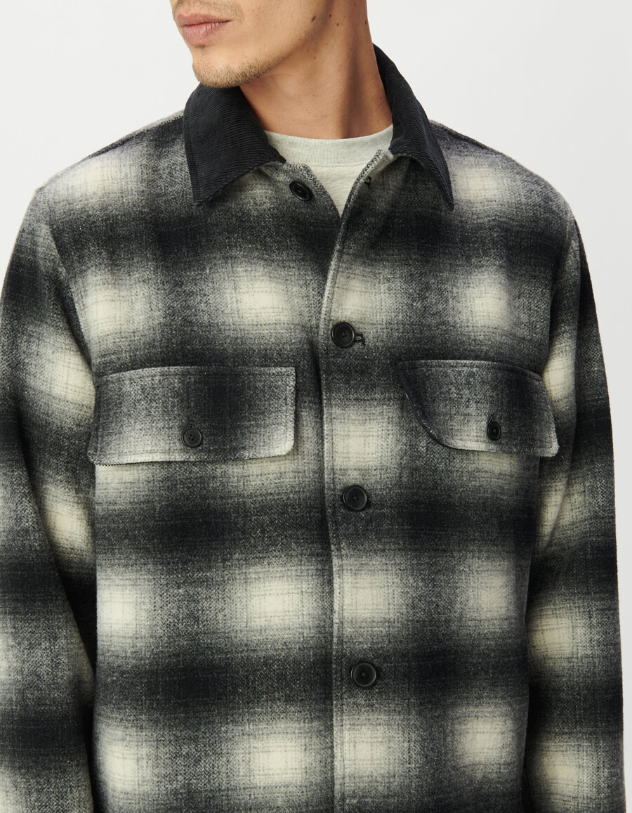 graues herren-overshirt mit karomuster und samtkragen