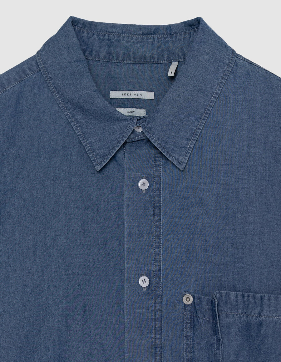 herrenhemd aus blauem chambray mit asymmetrischer tasche