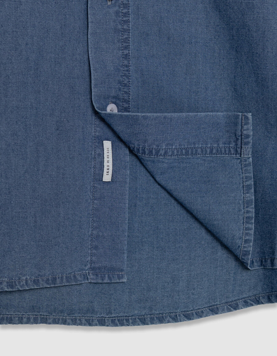 herrenhemd aus blauem chambray mit asymmetrischer tasche