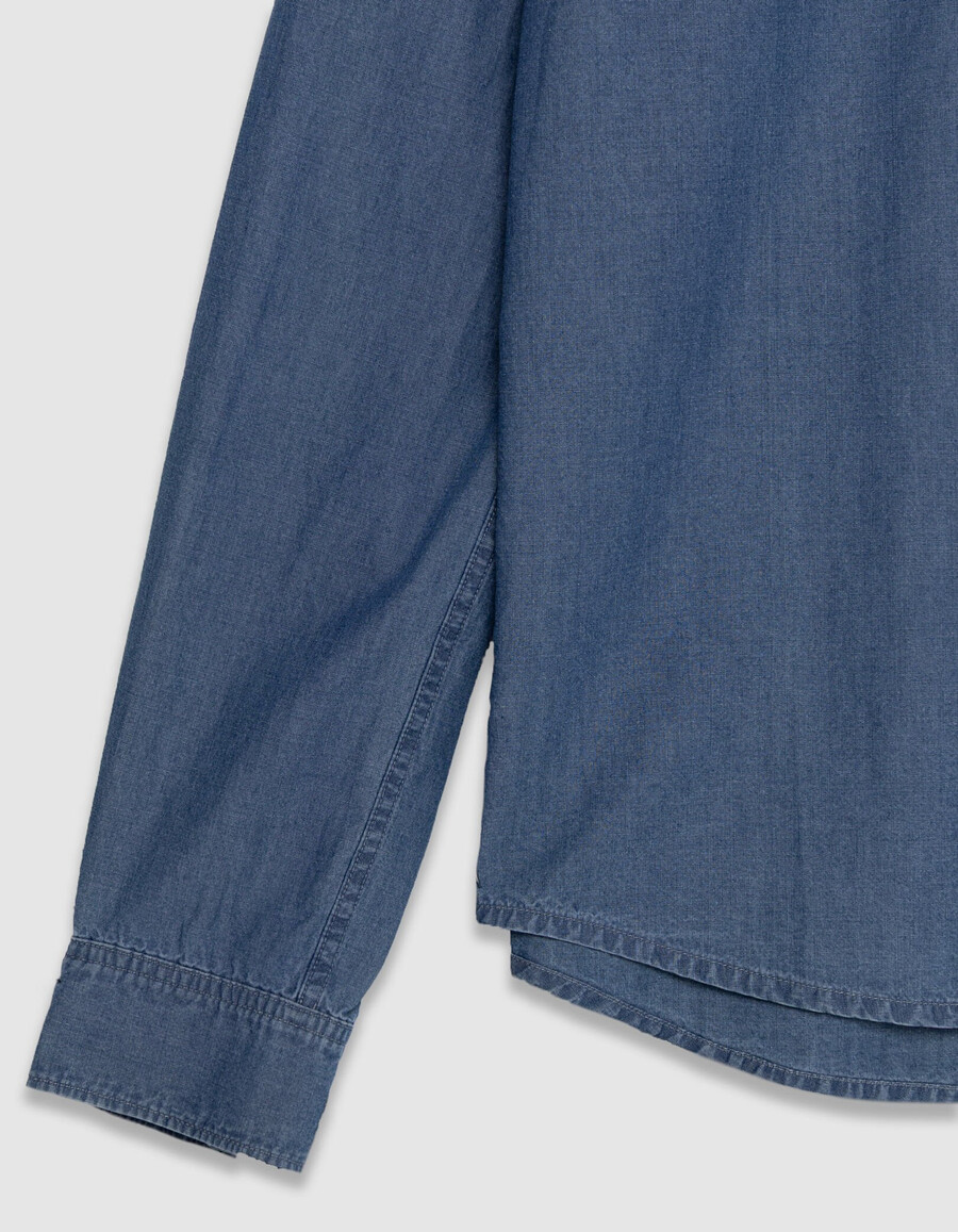 herrenhemd aus blauem chambray mit asymmetrischer tasche