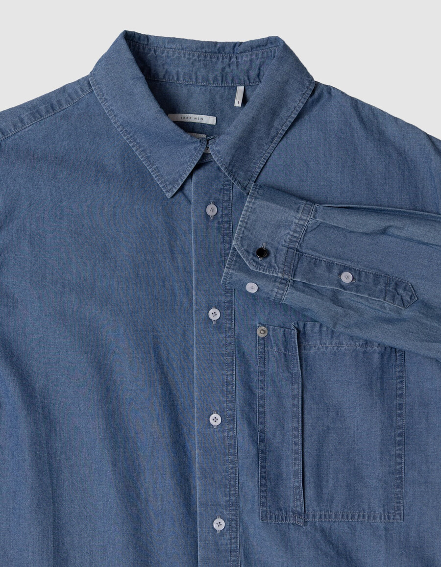herrenhemd aus blauem chambray mit asymmetrischer tasche