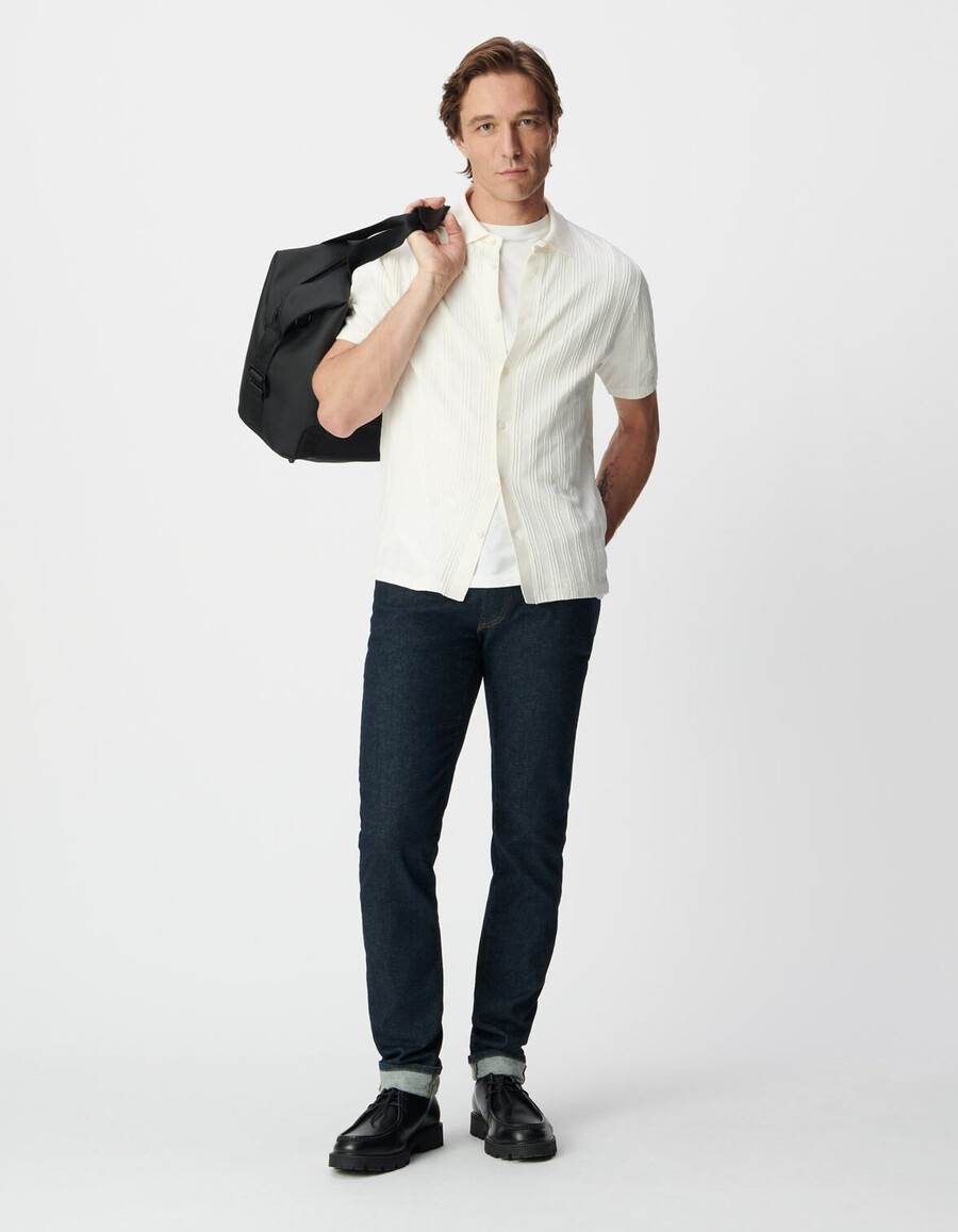 herren-strickhemd mit cremefarbenen streifen schmaler passform