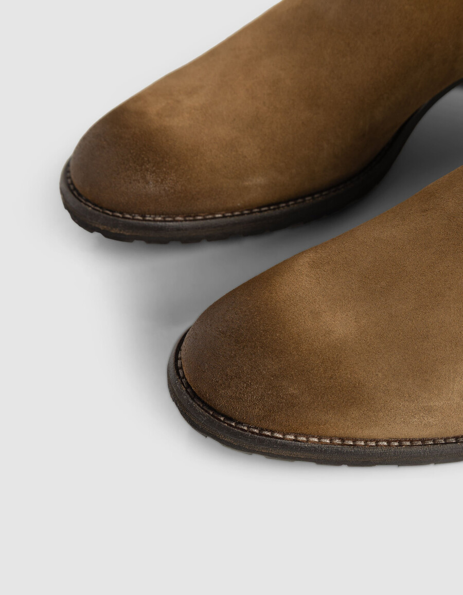braune chelsea-boots für herren aus wildleder mit niedrigem schaft
