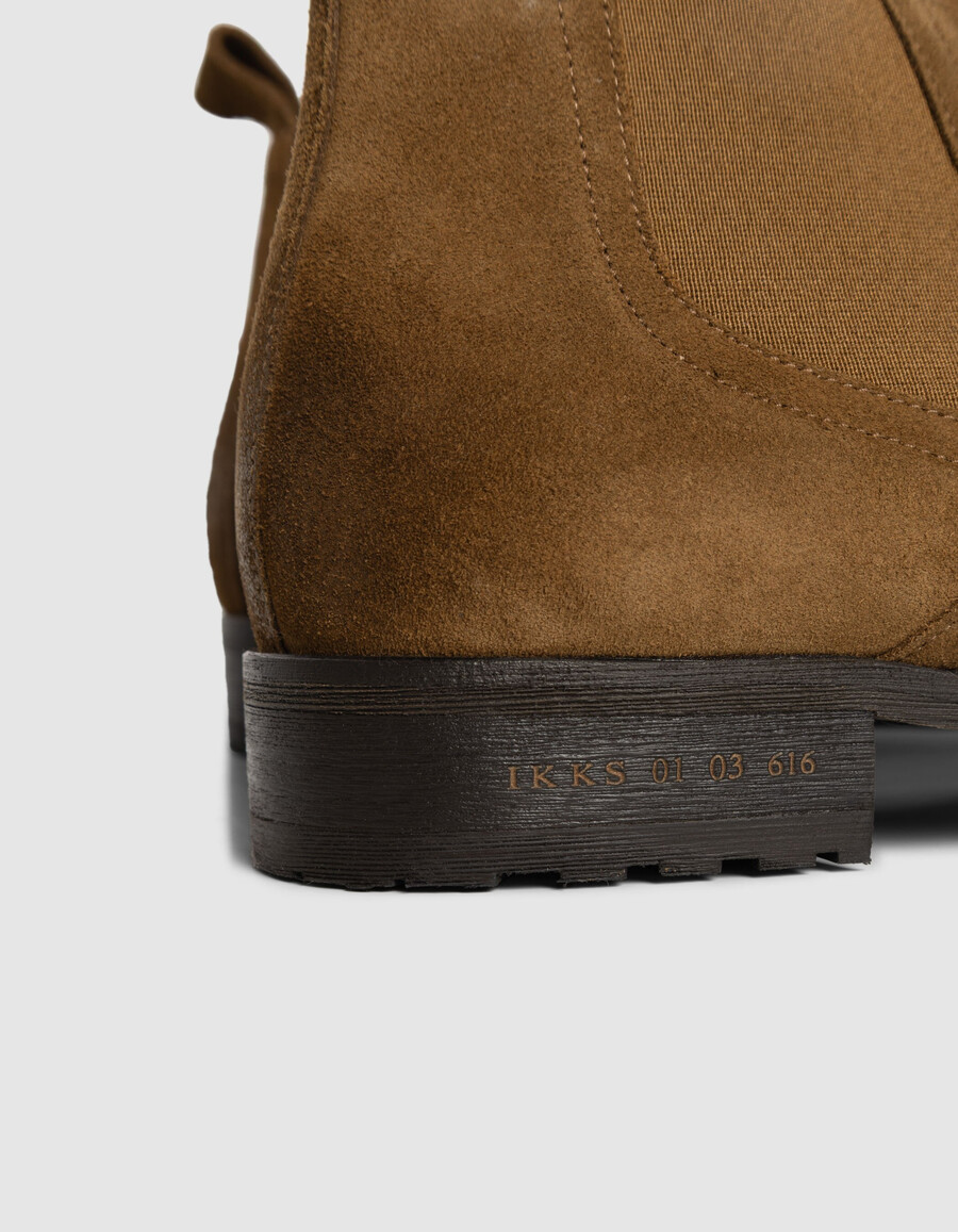 braune chelsea-boots für herren aus wildleder mit niedrigem schaft