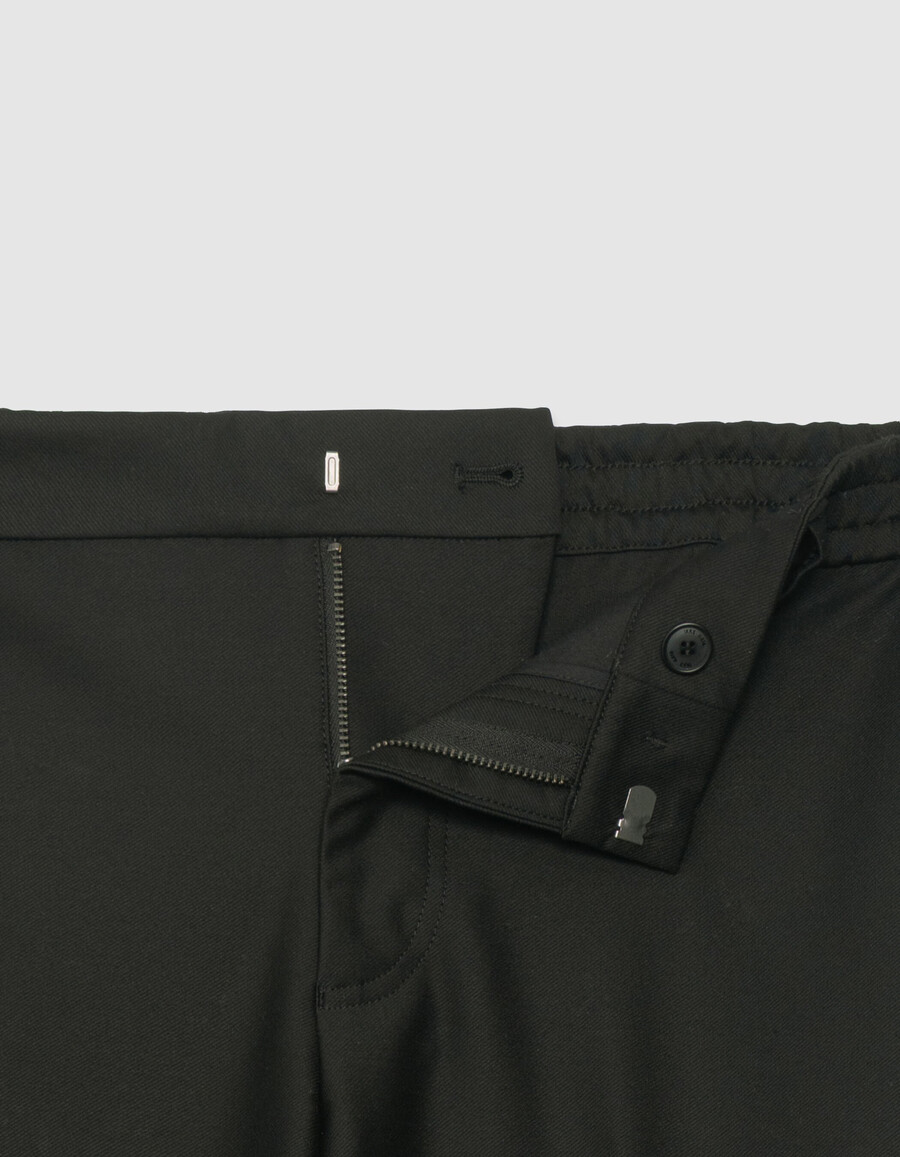 schwarze herren-anzughose mit ultra-mobilitätsfunktion