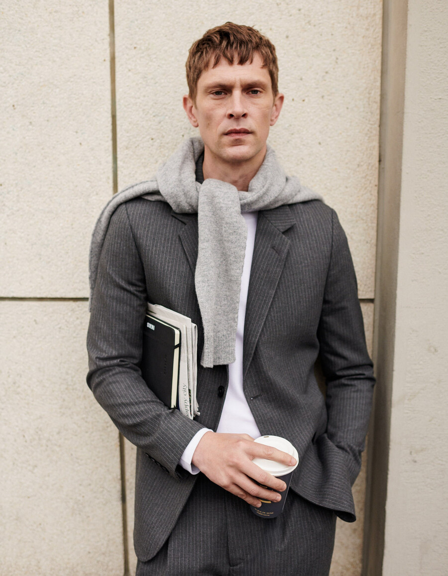 herren-anzugjacke mit grauen nadelstreifen