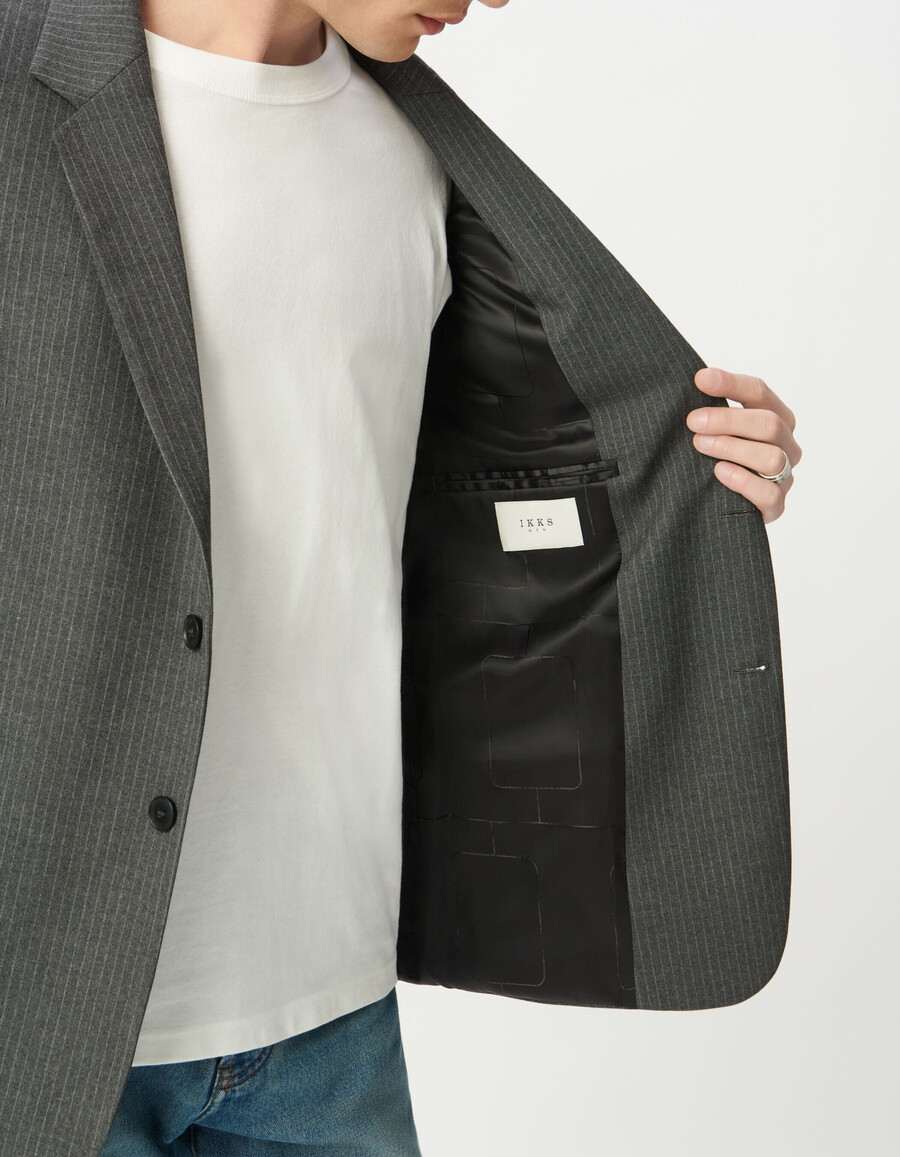 herren-anzugjacke mit grauen nadelstreifen