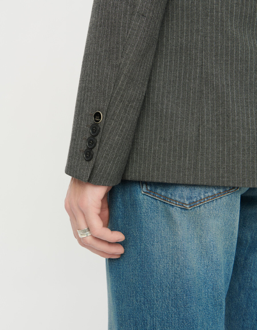 herren-anzugjacke mit grauen nadelstreifen