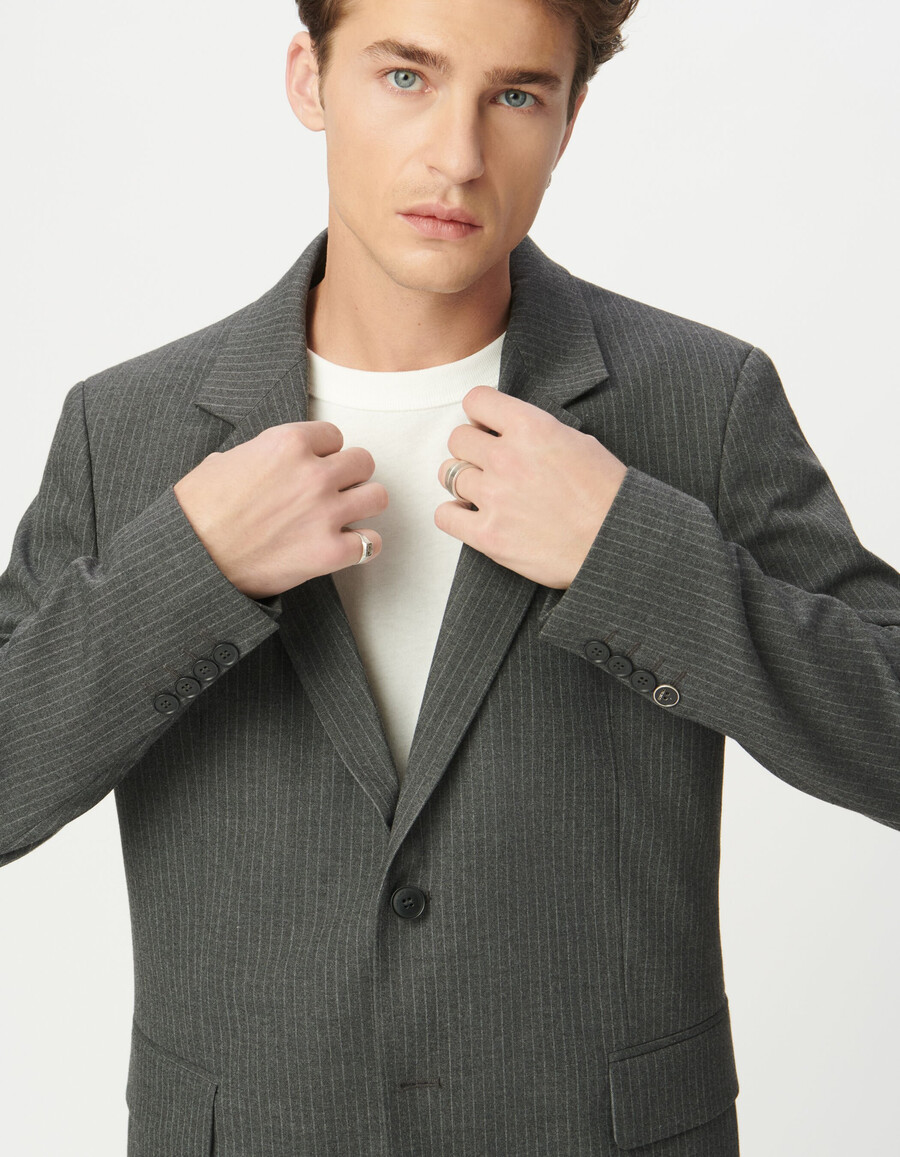 herren-anzugjacke mit grauen nadelstreifen
