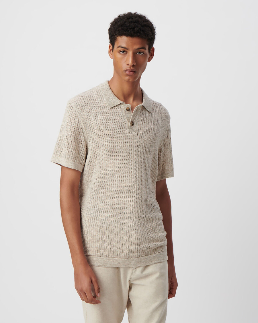 beigefarbenes herren-poloshirt mit dekorativem lochmuster