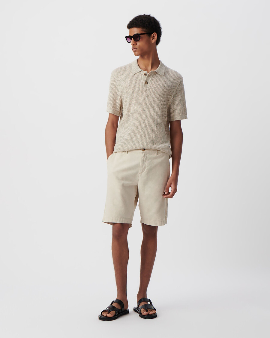beigefarbenes herren-poloshirt mit dekorativem lochmuster