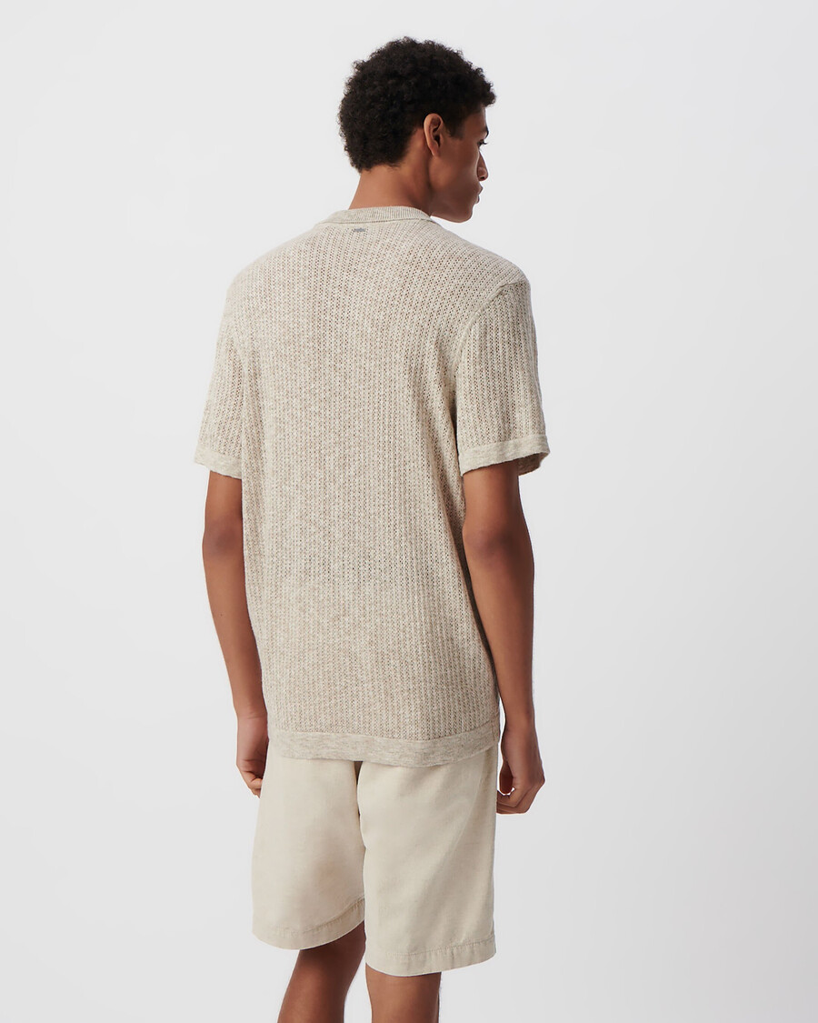 beigefarbenes herren-poloshirt mit dekorativem lochmuster