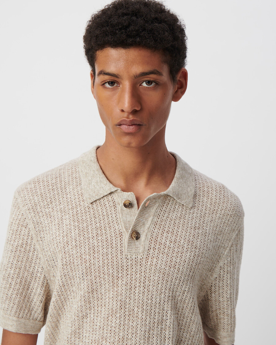 beigefarbenes herren-poloshirt mit dekorativem lochmuster