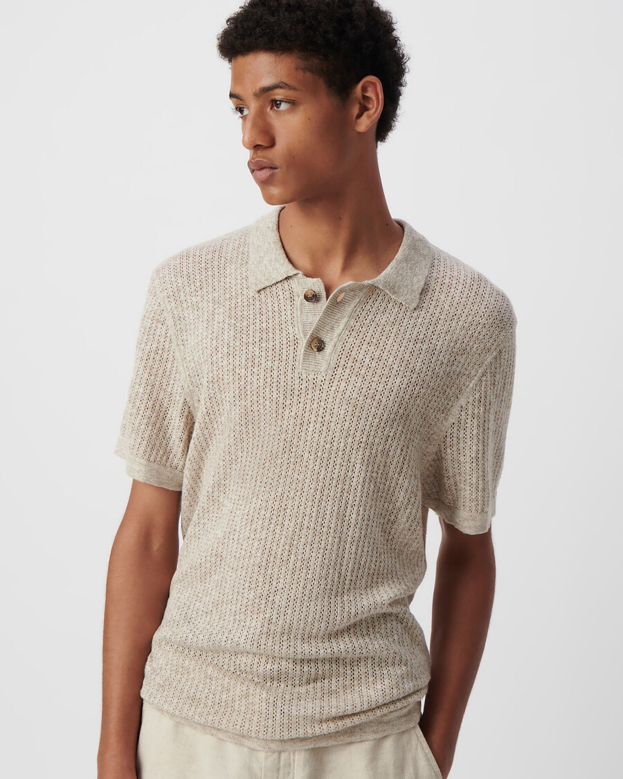 beigefarbenes herren-poloshirt mit dekorativem lochmuster
