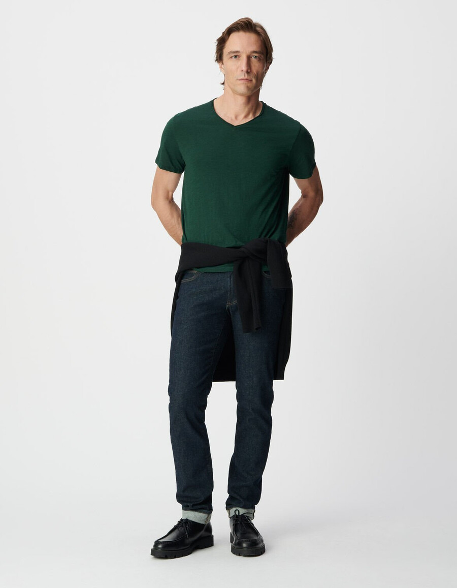 grünes herren-t-shirt aus bio-baumwolle mit v-ausschnitt