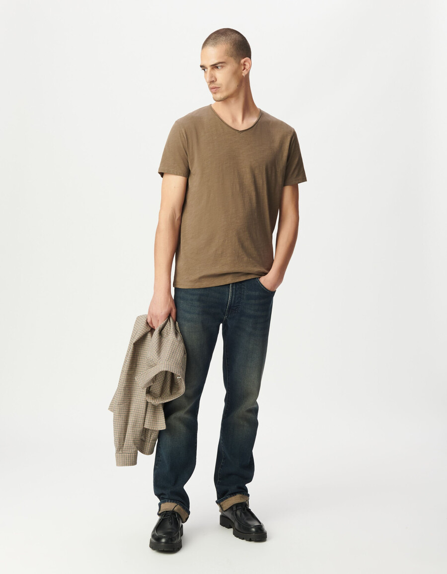 beiges herren-t-shirt aus bio-baumwolle mit v-ausschnitt