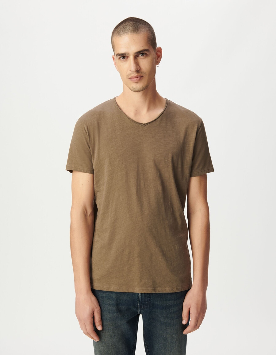 beiges herren-t-shirt aus bio-baumwolle mit v-ausschnitt