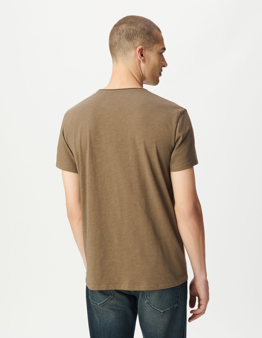 beiges herren-t-shirt aus bio-baumwolle mit v-ausschnitt