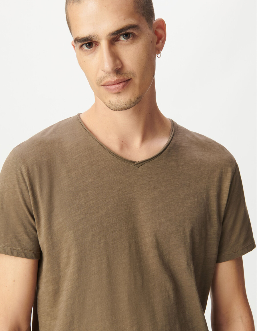 beiges herren-t-shirt aus bio-baumwolle mit v-ausschnitt