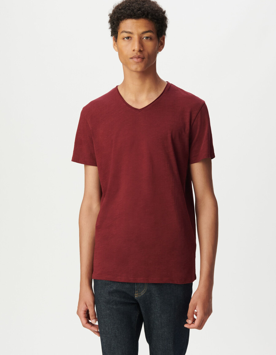burgunderrotes herren-t-shirt aus bio-baumwolle mit v-ausschnitt und slub-muster