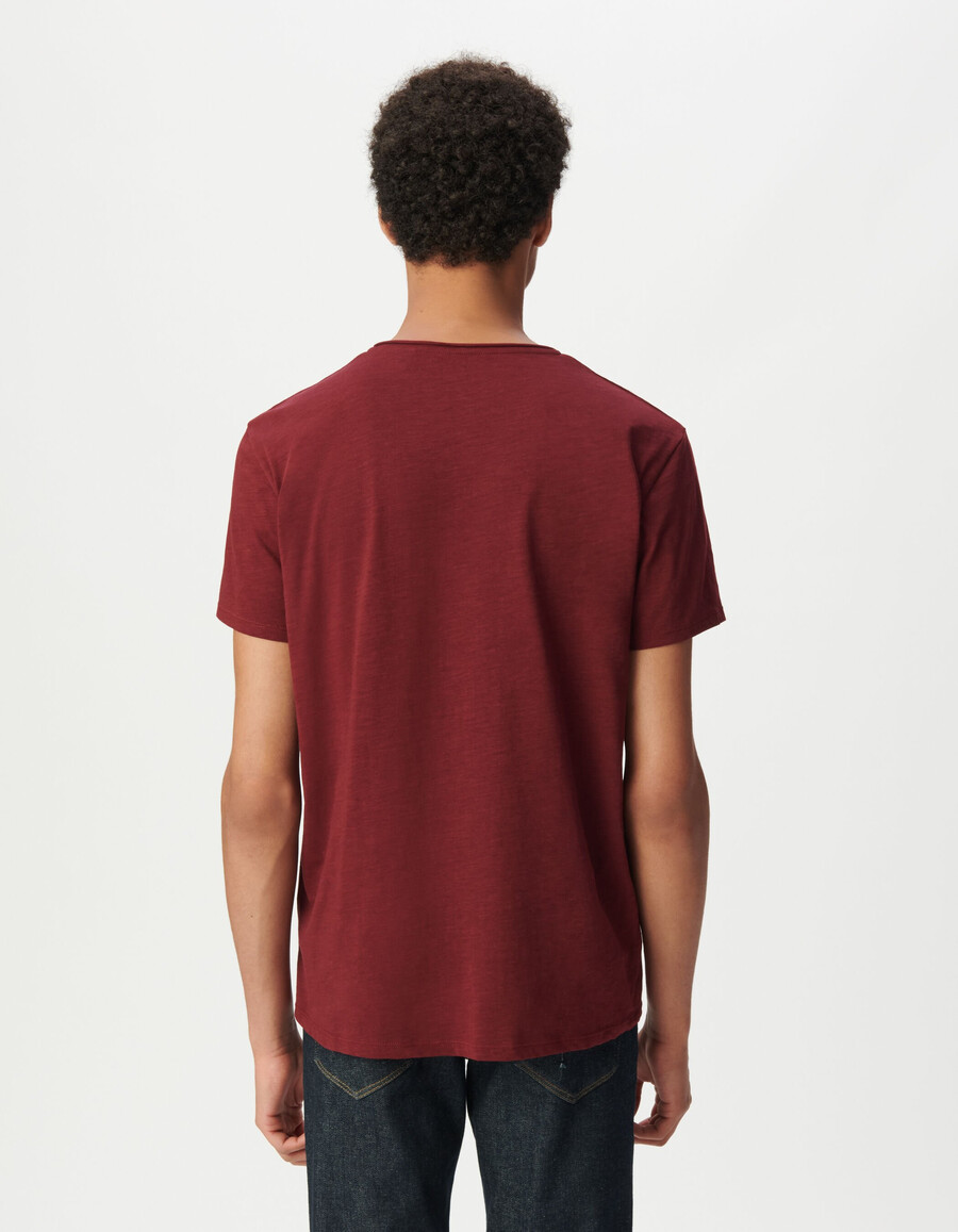 burgunderrotes herren-t-shirt aus bio-baumwolle mit v-ausschnitt und slub-muster