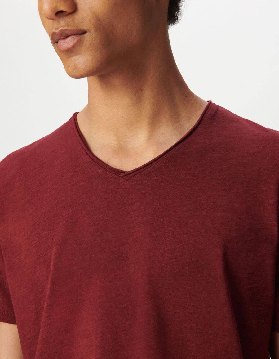 burgunderrotes herren-t-shirt aus bio-baumwolle mit v-ausschnitt und slub-muster