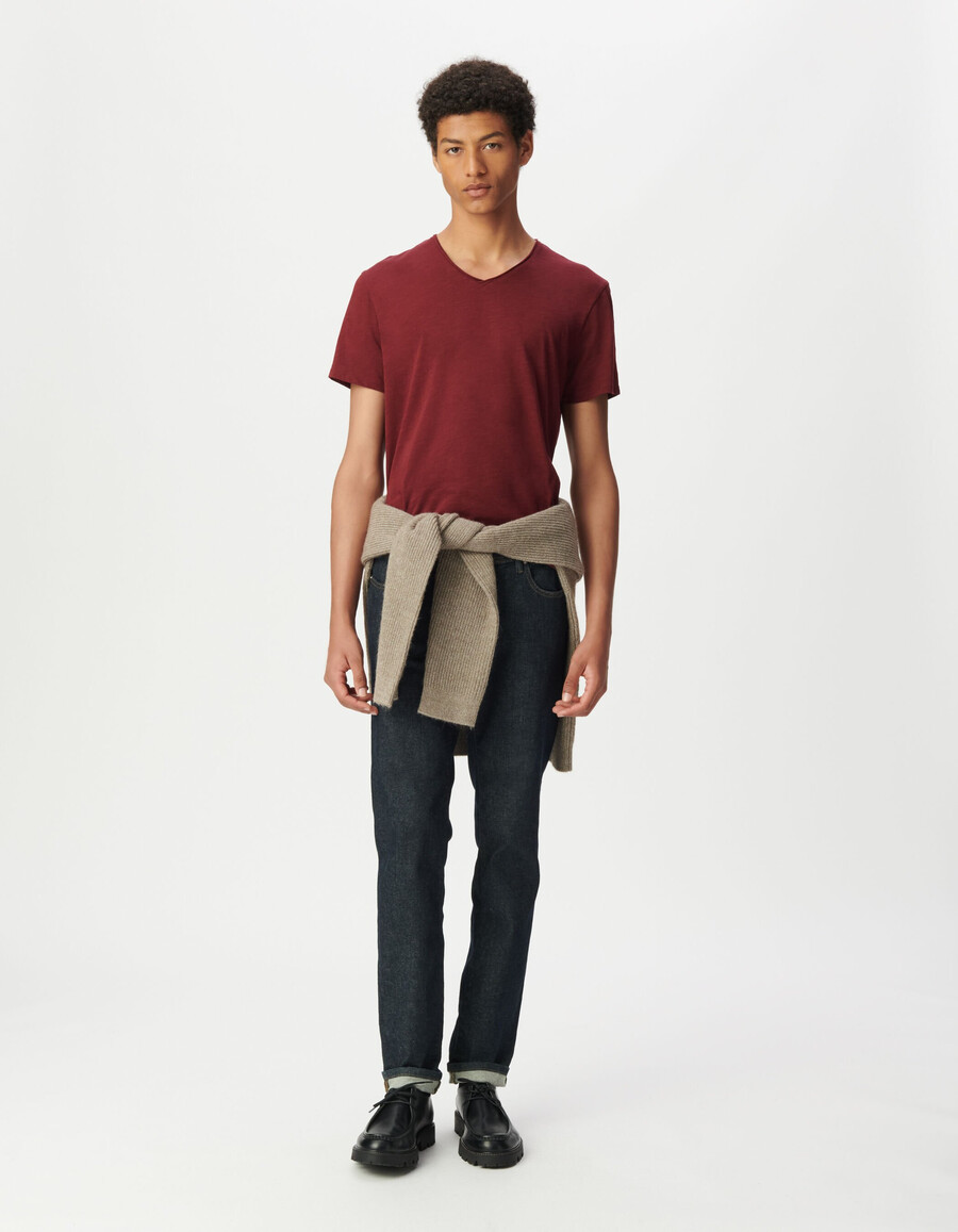 burgunderrotes herren-t-shirt aus bio-baumwolle mit v-ausschnitt und slub-muster